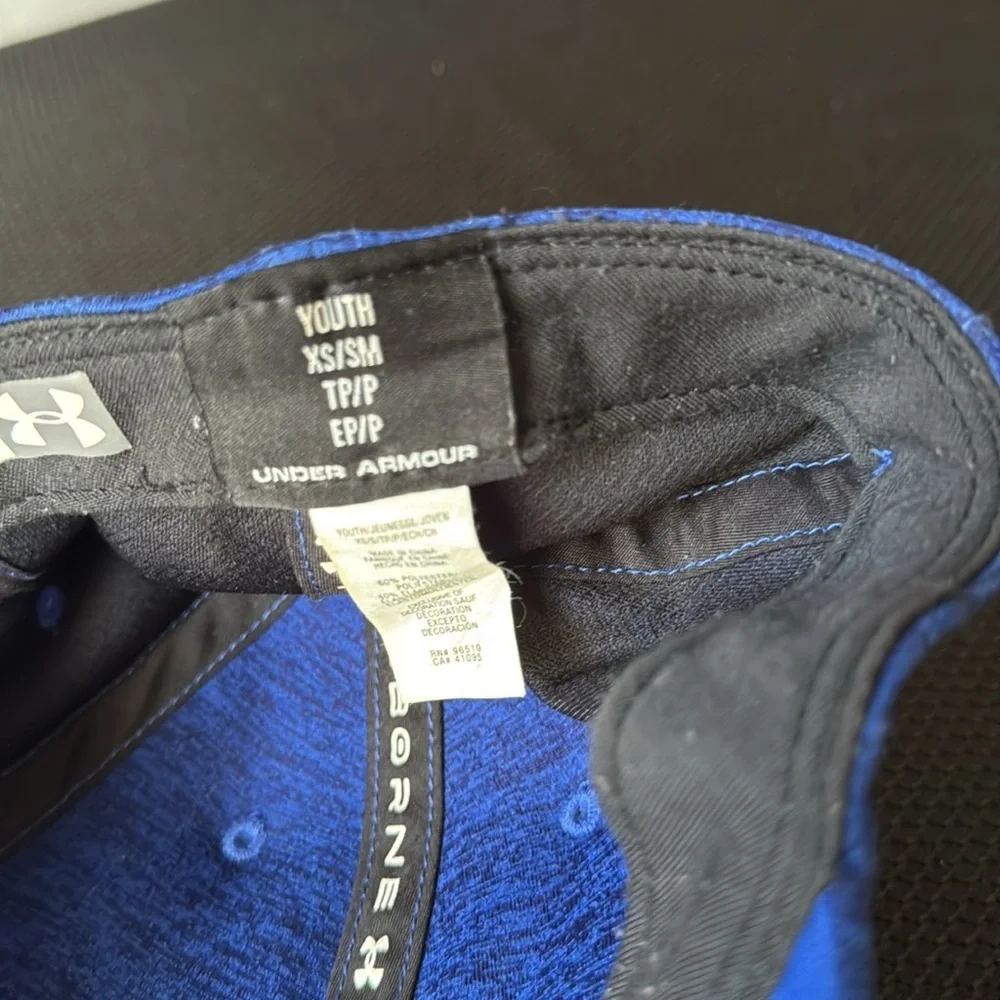boys under Armour hat size extra small / small